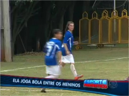 Revelação do futebol feminino treina com homens para aperfeiçoar talento