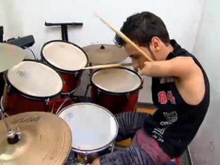 Jovem sem mãos é exemplo de vida e superação